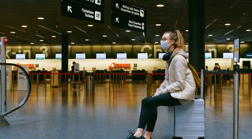 Coronavirus, una ragazza in viaggio in aeroporto